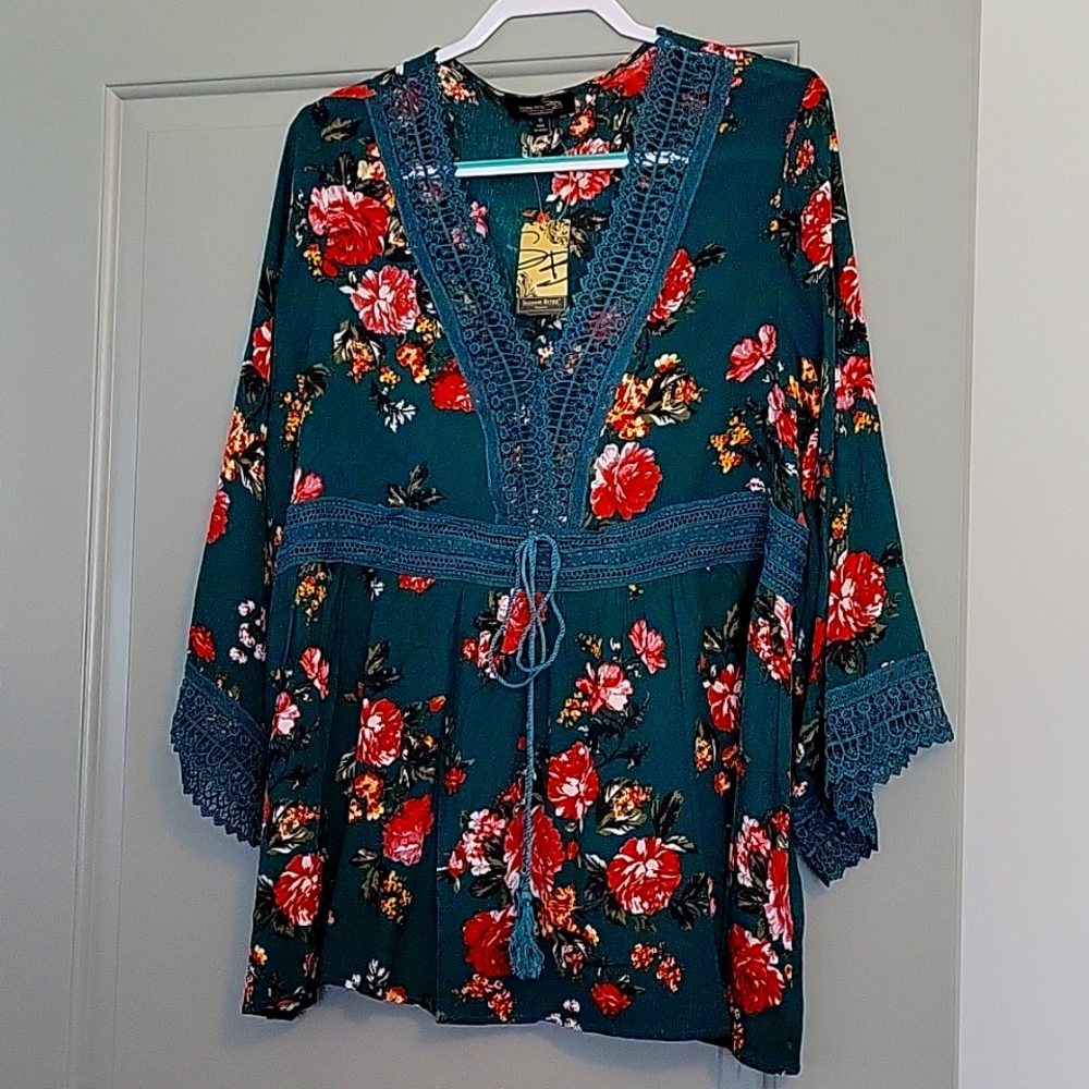 NWT! Lovely 1X Teal/ Floral 3/4 Sleeve Blouse with Lace Detail